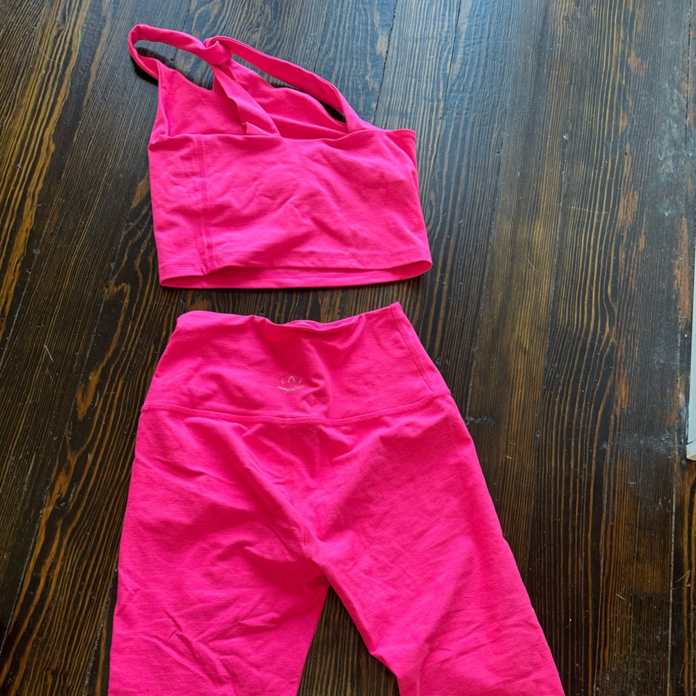 Spacedye beyond yoga lost your mind crop tank 
Electric pink heather XS.